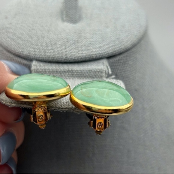 Vintage Seafoam Green Enamel Swirl Painted Teardrop Clip On Earrings Gold Tone - Picture 2 of 6